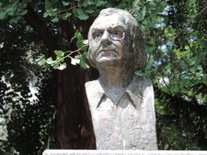 BOSNIA-HERZEGOVINA: Streetart Sarajevo – Mali Park – Poets and Writers Sculpture Series – ENES SIVAC & VOJIN BAKIĆ