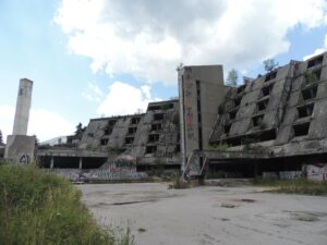 BOSNIA-HERZEGOVINA: Urbex Gornja Presjenica – Abandoned Hotel Igman – Lost Place Graffiti